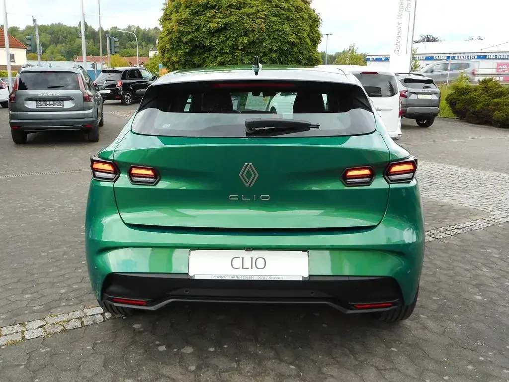 Neu Renault Clio V Evolution 114 PS (83 kW) 2026 Grün Limousine