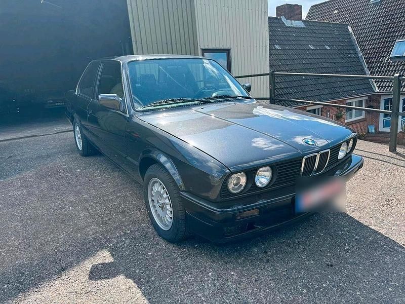 Używany BMW 320 129 KM (94 kW) 1987 Czarny Sedan/Limuzyna