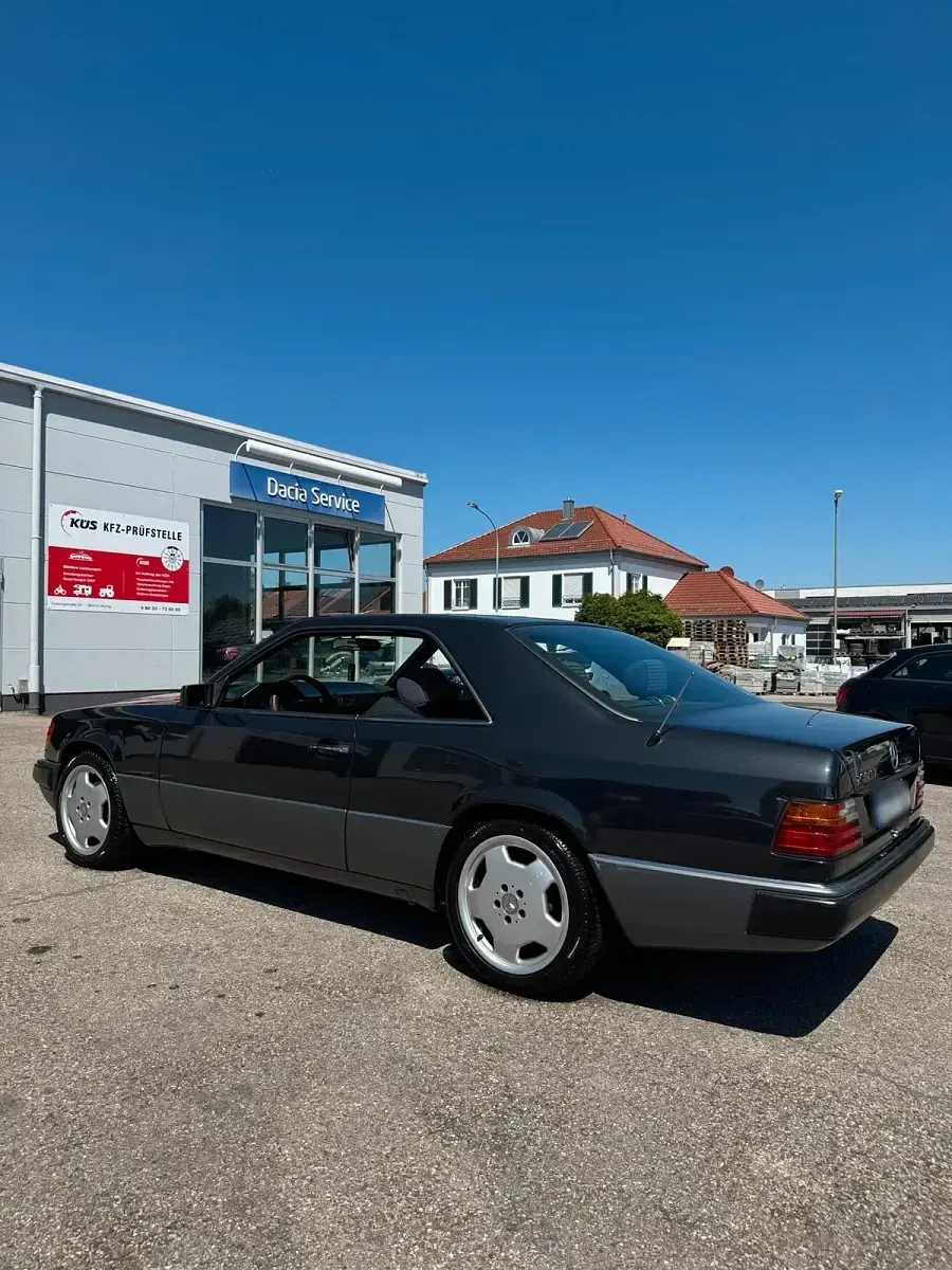 Gebraucht Mercedes E230 136 PS (100 kW) 1989 Schwarz Coupé
