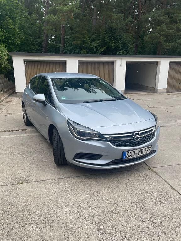 Silber Gebraucht 2017 Opel Astra Edition Limousine | 8.500 € (Superpreis) - Bild 1/4
