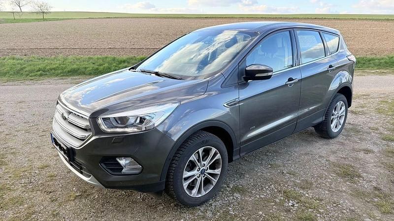 Gebraucht Ford Kuga Titanium 182 PS (133 kW) 2017 Braun SUV