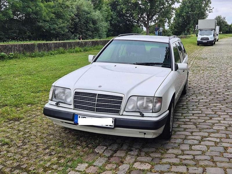 Weiß Gebraucht 1993 Mercedes E220 Kombi | 4.800 € - Bild 1/4