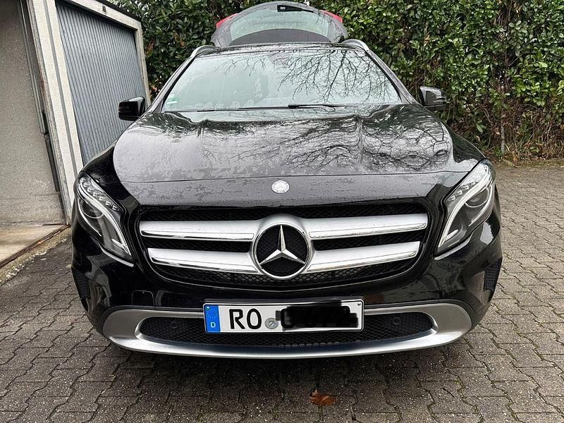 Schwarz Gebraucht 2016 Mercedes GLA180 SUV | 16.900 € (Fairer Preis) - Bild 1/4