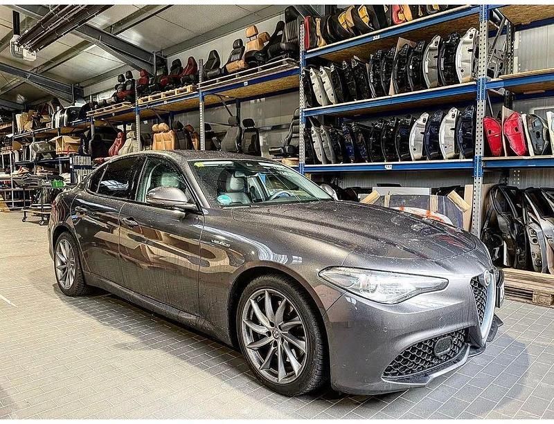 Grau Gebraucht 2017 Alfa Romeo Giulia Veloce Limousine | 18.950 € (Guter Preis) - Bild 1/4