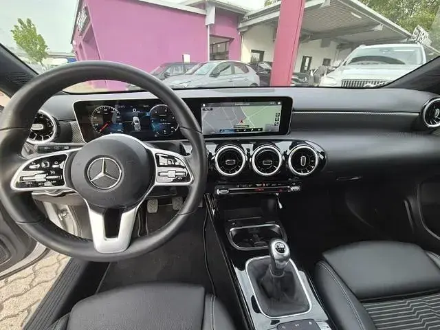 Gebraucht Mercedes A200 Progressive 163 PS (119 kW) 2018 Iridiuimsilber metallic iridiuimsilber metallic Limousine