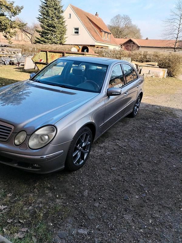 Gebraucht Mercedes E220 150 PS (110 kW) 2004 Silber Limousine