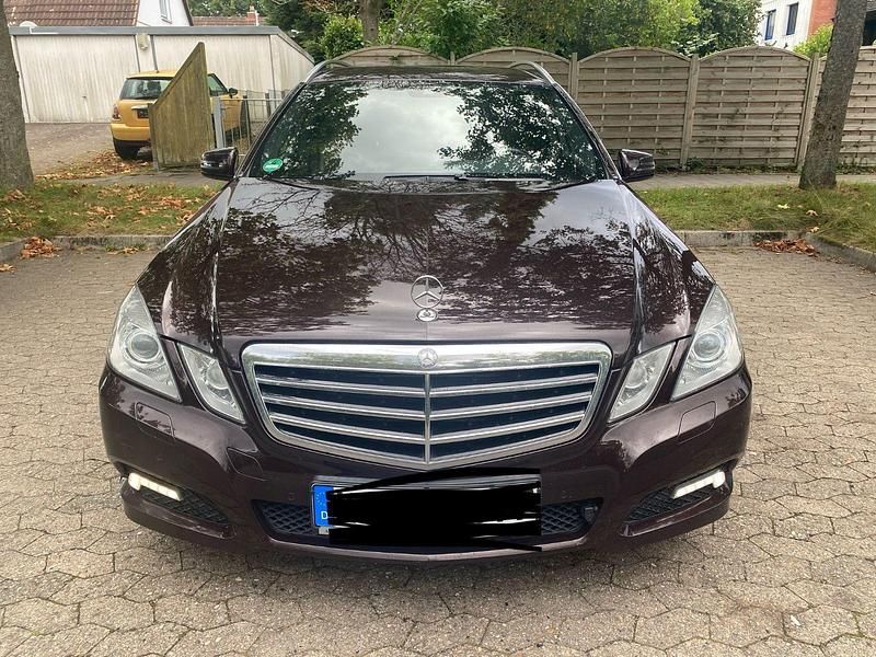 Braun Gebraucht 2010 Mercedes E350 Kombi | 7.000 € (Etwas zu teuer) - Bild 1/4