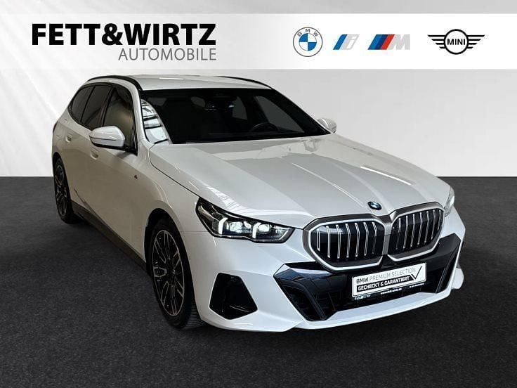 Mineralweiss metallic Gebraucht 2024 BMW 520 M Sport Kombi | 49.490 € (Guter Preis) - Bild 1/3