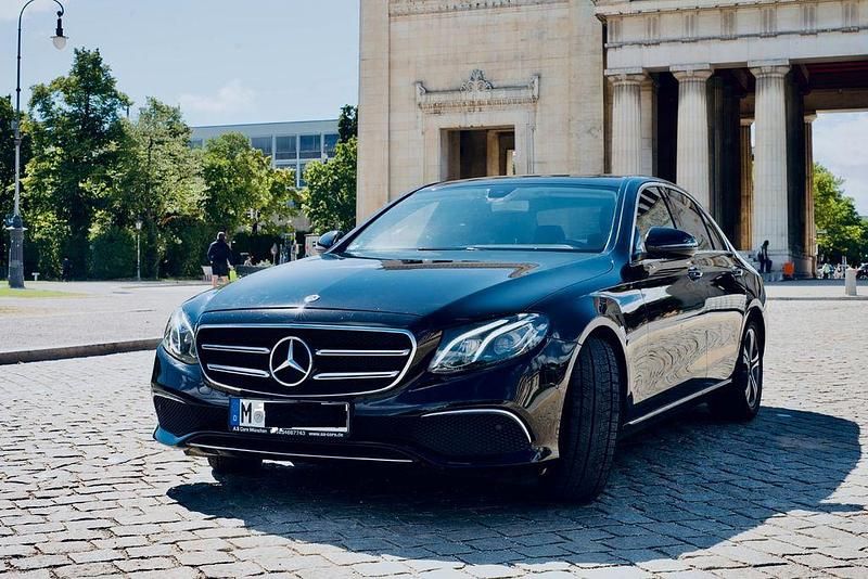 Schwarz Gebraucht 2019 Mercedes E200 Limousine | 18.500 € (Fairer Preis) - Bild 1/4