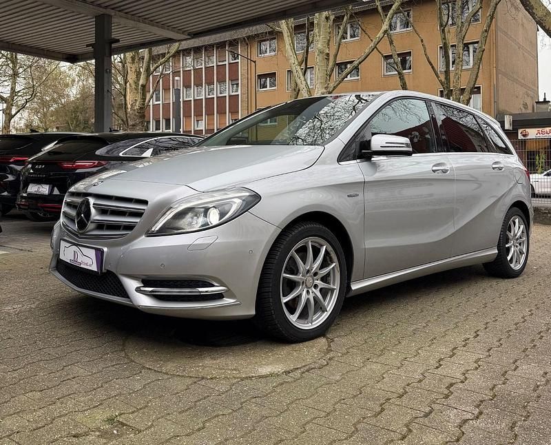 Gebraucht Mercedes B200 136 PS (100 kW) 2012 Silber Van / Kleinbus