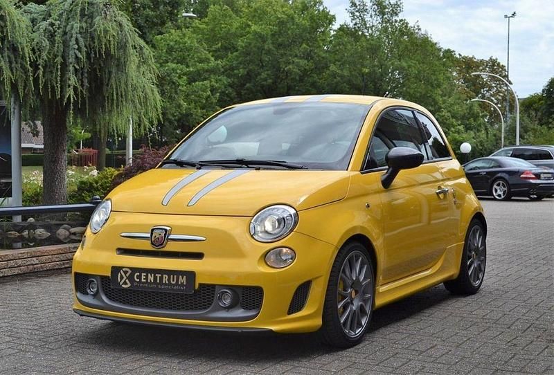Usado Abarth 695 181 HP (133 kW) 2011 Amarelo Citadino