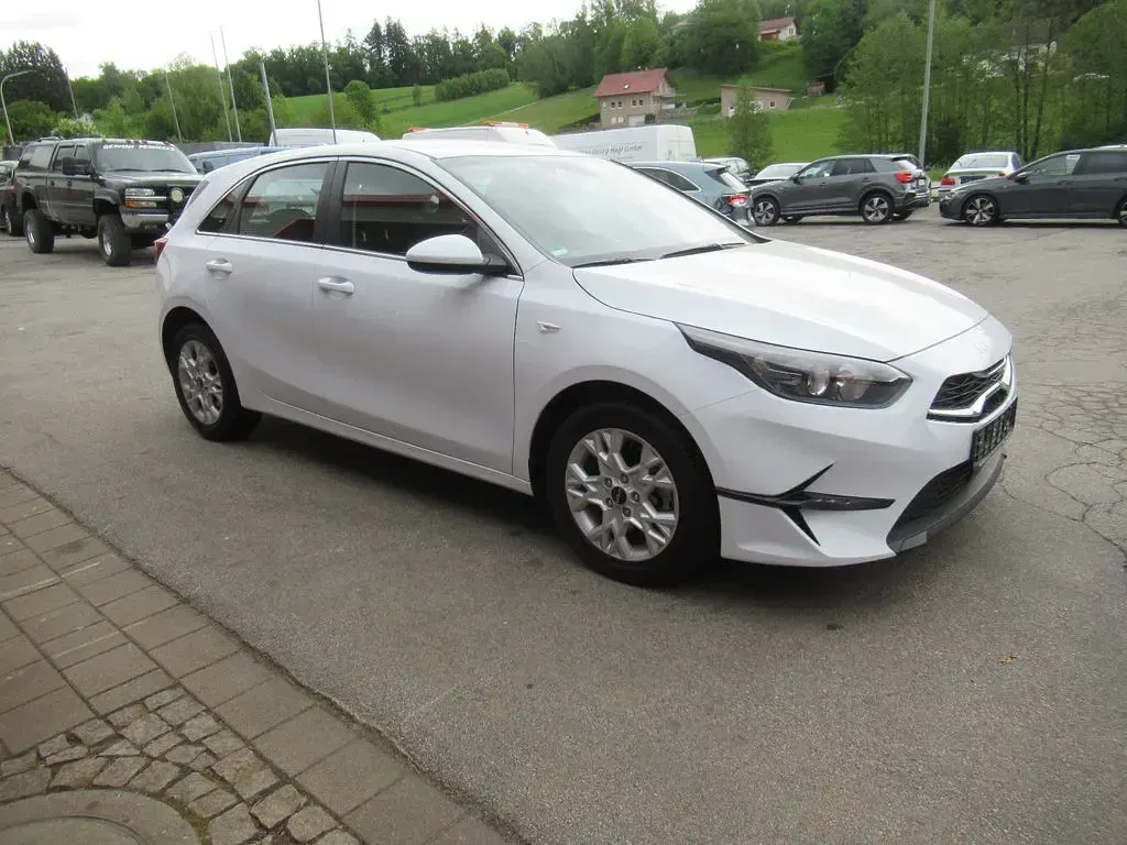 Używany Kia Ceed 140 KM (102 kW) 2025 Biały Hatchback
