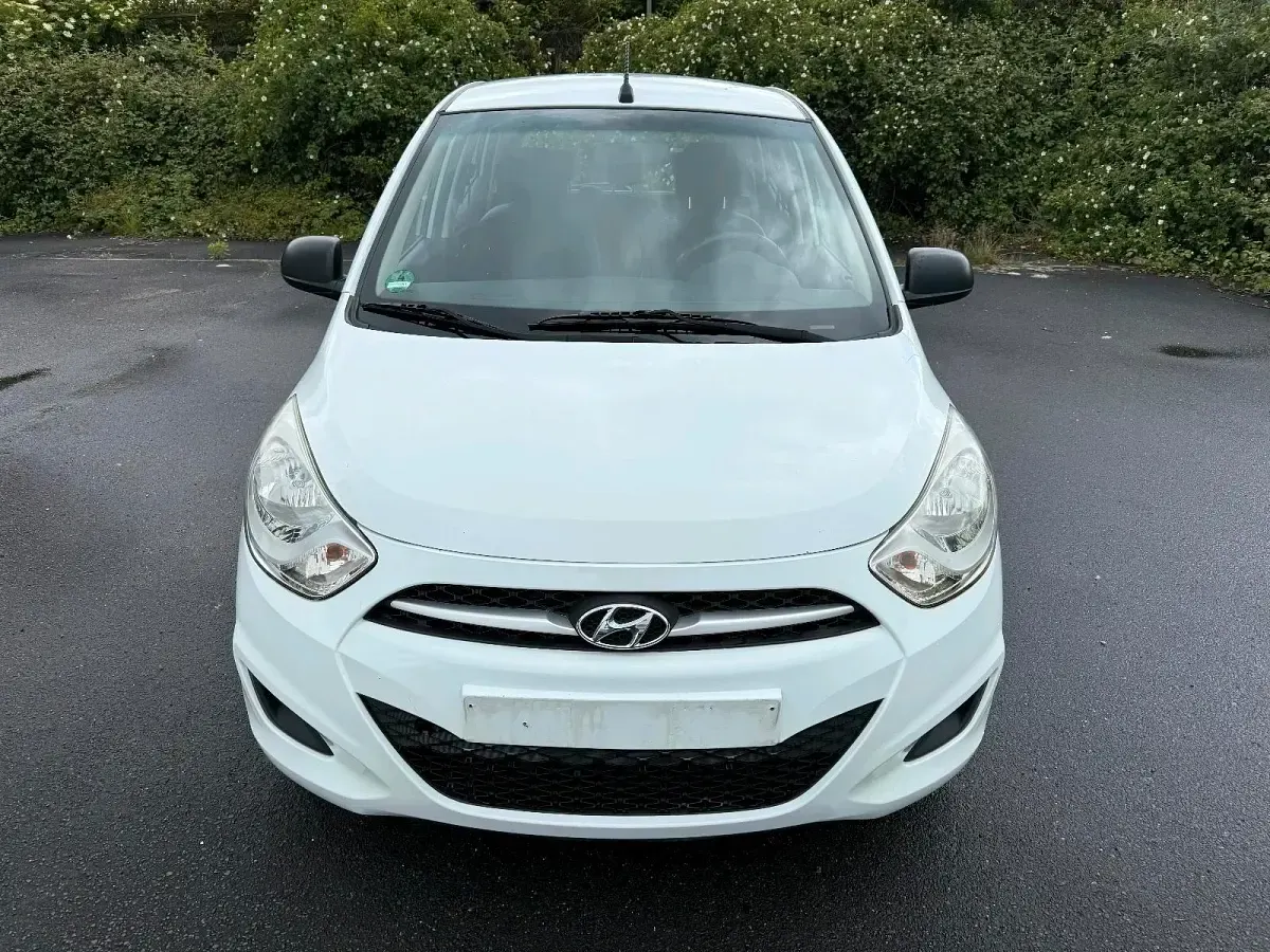 Gebraucht Hyundai i10 70 PS (51 kW) 2013 Weiß Kleinwagen