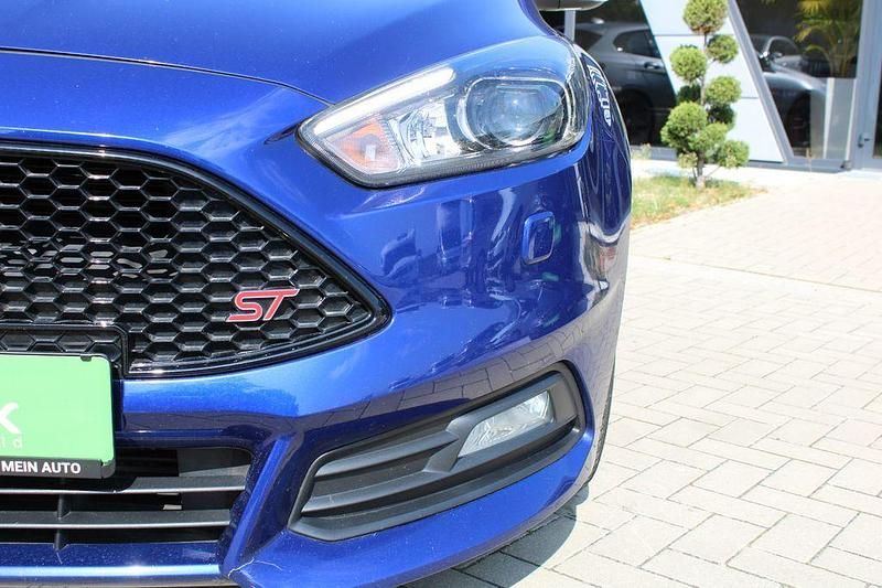 Second-hand Ford Focus ST 250 CP (183 kW) 2017 Albastru Berlinǎ