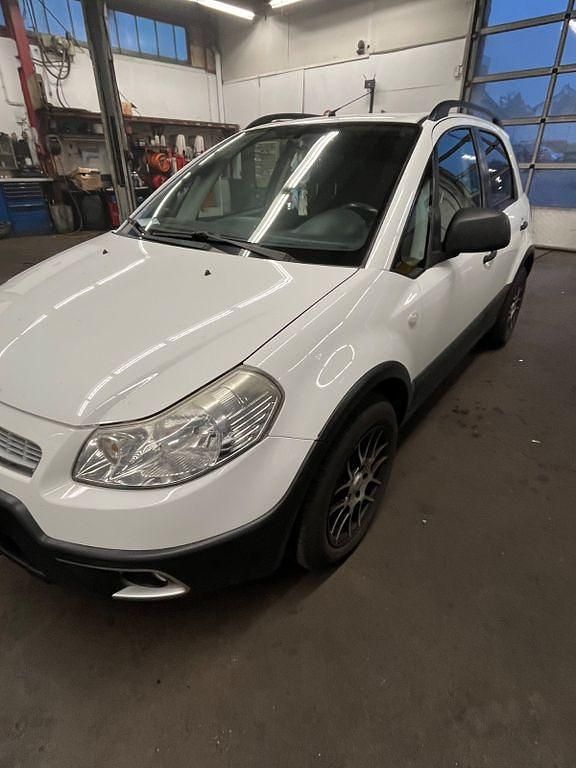 Schwarz Gebraucht 2012 Fiat Sedici Pop SUV | 4.950 € (Fairer Preis) - Bild 1/4