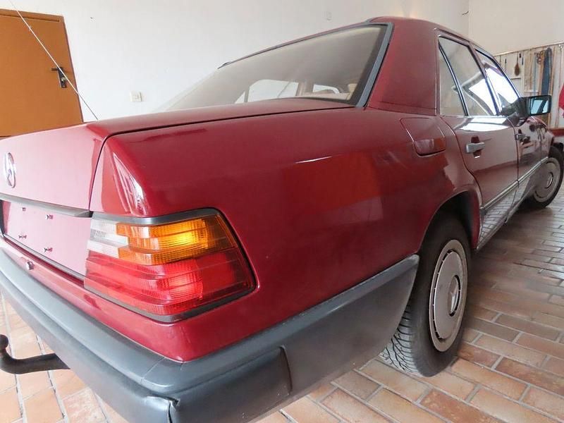 Gebraucht Mercedes 250 94 PS (69 kW) 1989 Rot Limousine