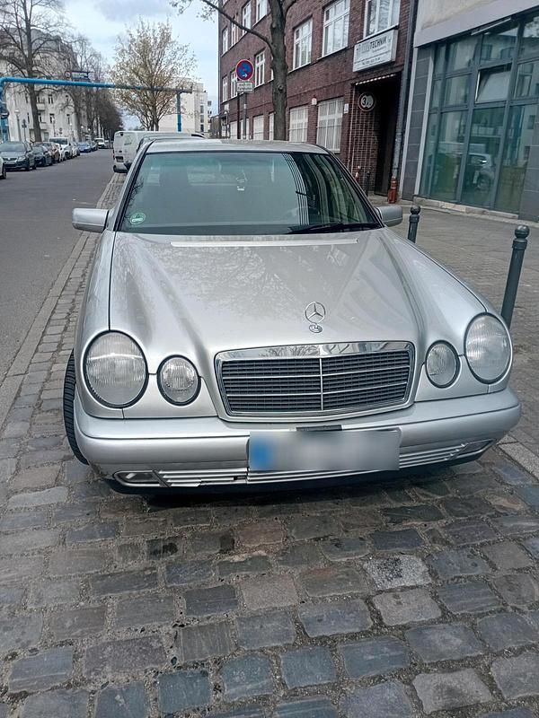 Gebraucht Mercedes E200 136 PS (100 kW) 1997 Silber Limousine