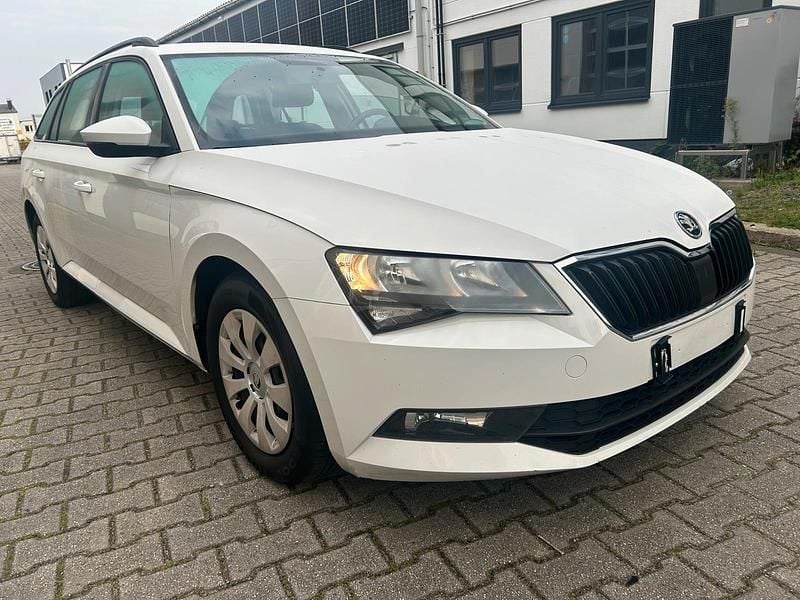 Weiß Gebraucht 2019 Skoda Superb Active Kombi | 11.750 € (Guter Preis) - Bild 1/4