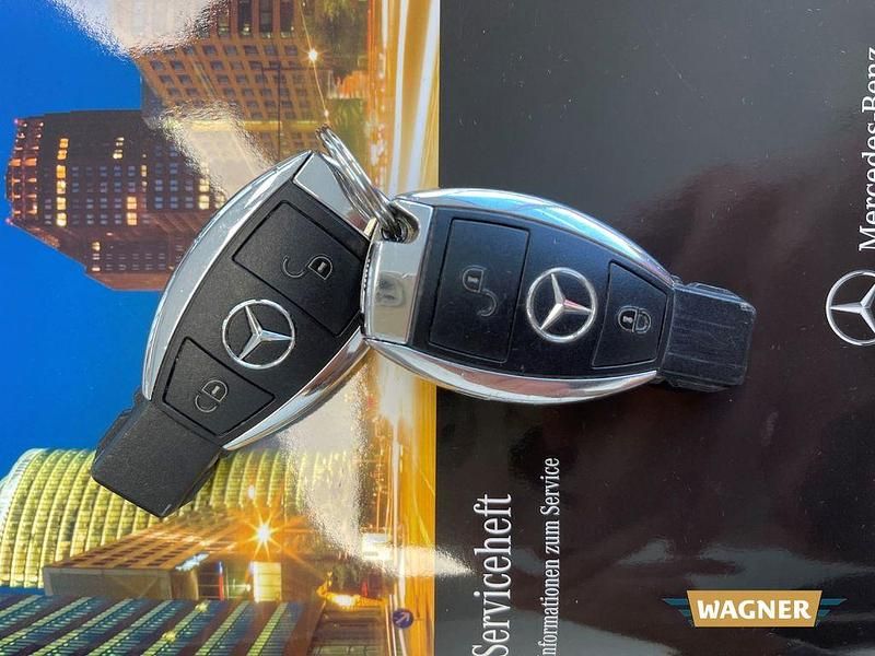 Gebraucht Mercedes A180 Urban 122 PS (89 kW) 2014 Calcitweiss/zirrusweiss Limousine