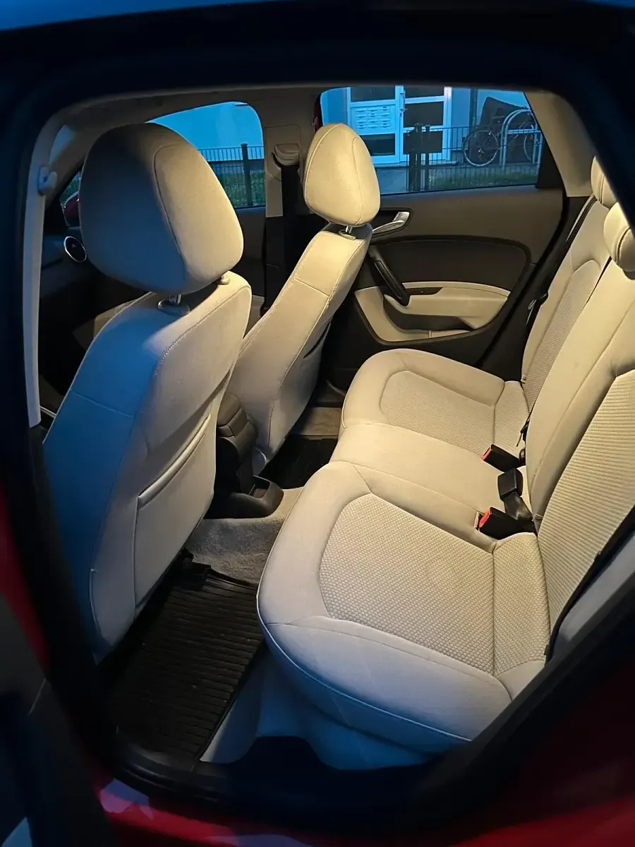 Gebraucht Audi A1 Sportback Attraction 90 PS (66 kW) 2013 Rot Kleinwagen