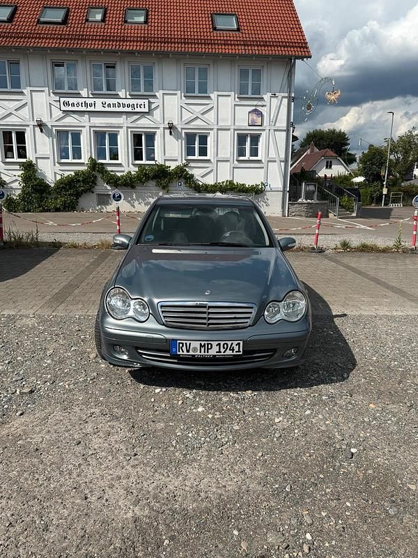 Grau Gebraucht 2004 Mercedes C180 Limousine | 2.500 € (Fairer Preis) - Bild 1/4