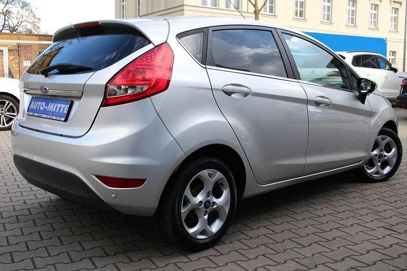 Gebraucht Ford Fiesta 82 PS (60 kW) 2011 Silber Kleinwagen