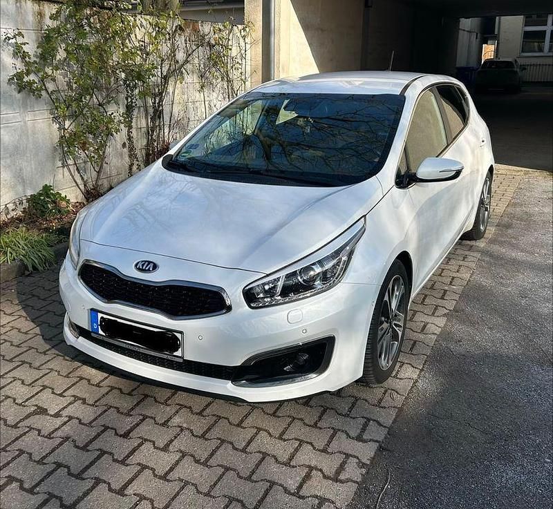 Gebraucht Kia Ceed Vision 135 PS (99 kW) 2015 Weiß Kleinwagen