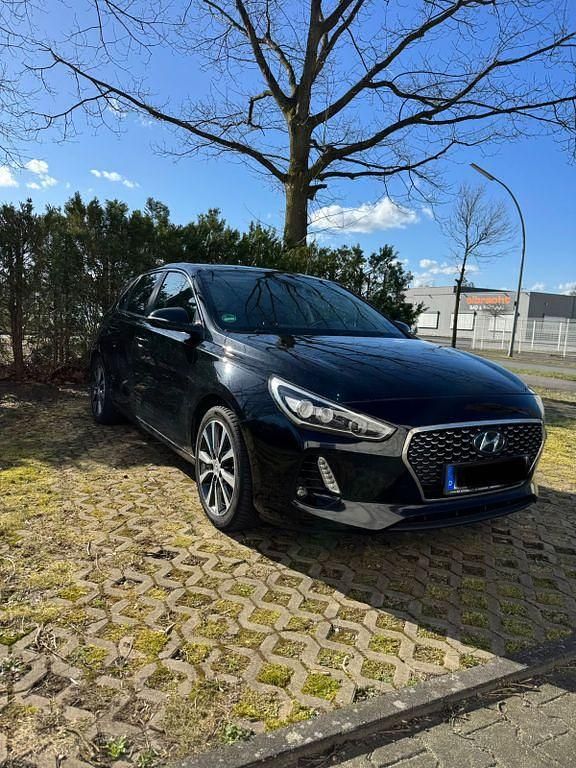 Gebraucht Hyundai i30 Intro Edition 140 PS (102 kW) 2017 Schwarz Limousine
