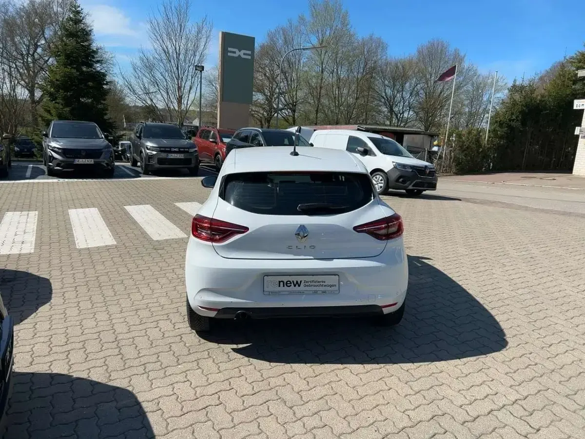 Gebraucht Renault Clio Equilibre 91 PS (66 kW) 2023 Arktis weiß Kleinwagen