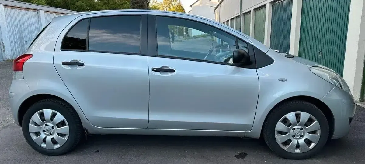 Gebraucht Toyota Yaris Cool 101 PS (74 kW) 2009 Silber Kleinwagen