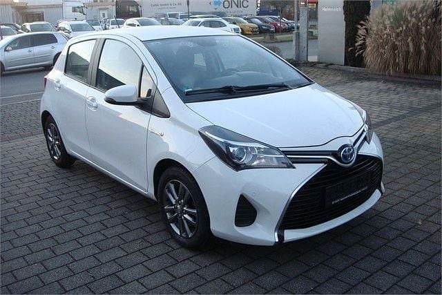 Gebraucht Toyota Yaris Hybrid 101 PS (74 kW) 2015 Weiß Limousine