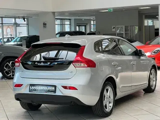 Gebraucht Volvo V40 Kinetic 122 PS (89 kW) 2018 Silber Limousine