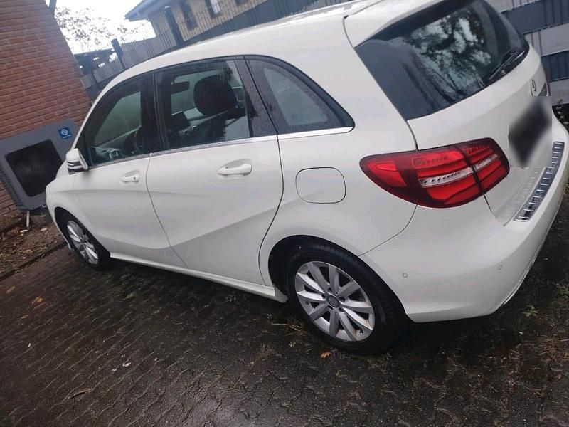 Gebraucht Mercedes B180 122 PS (89 kW) 2015 Weiß Van / Kleinbus