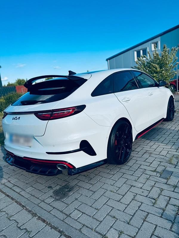 Weiß Gebraucht 2022 Kia ProCeed GT Kleinwagen | 26.500 € (Fairer Preis) - Bild 1/3