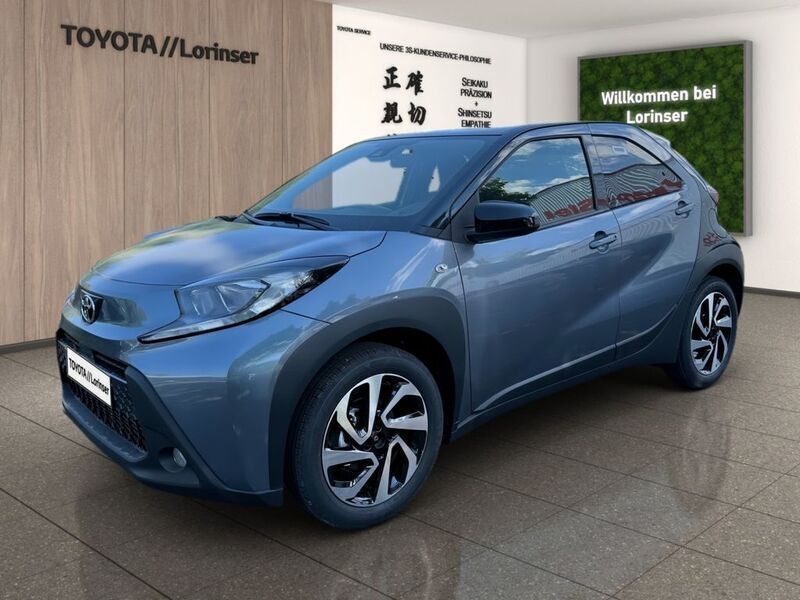 Neu Toyota Aygo X Team 72 PS (52 kW) 2025 Grau SUV