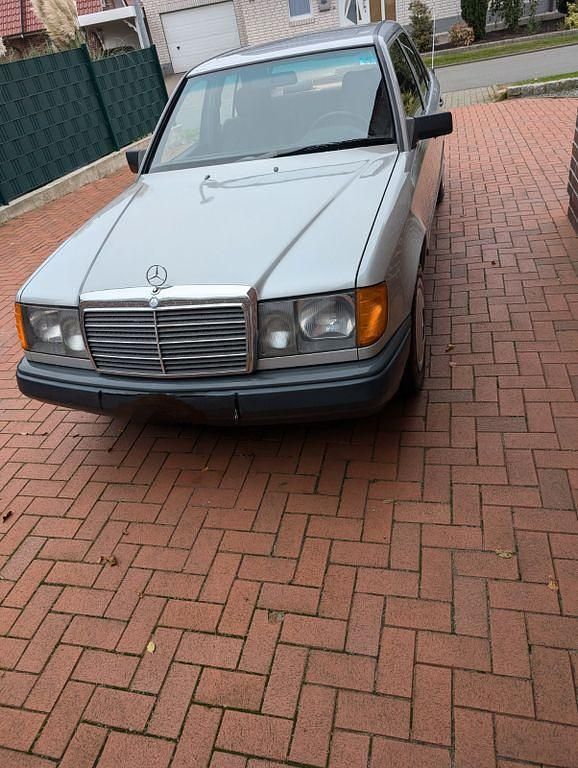 Gebraucht Mercedes E230 132 PS (97 kW) 1989 Silber Limousine