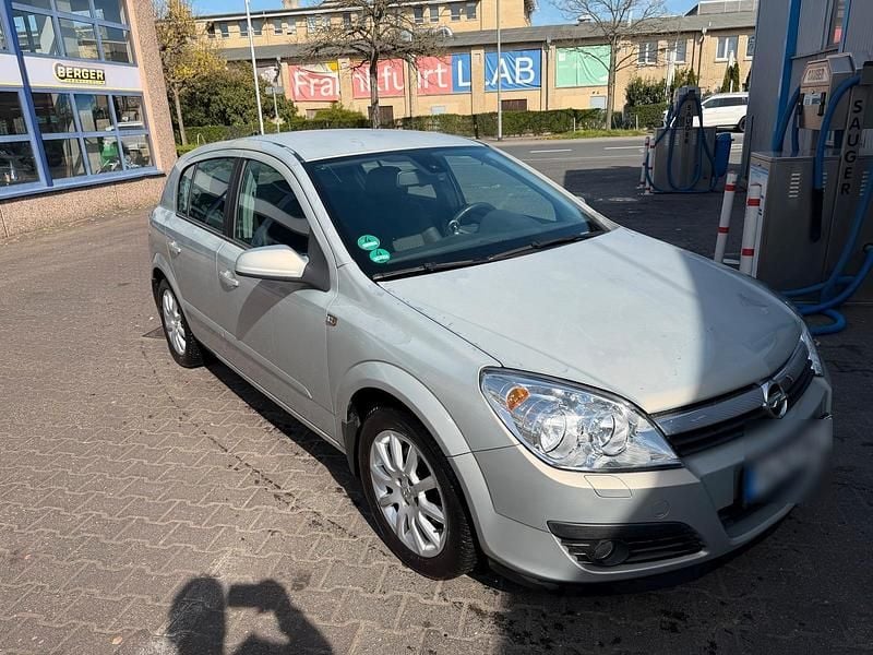 Second-hand Opel Astra 105 CP (77 kW) 2006 Argintiu Coupe