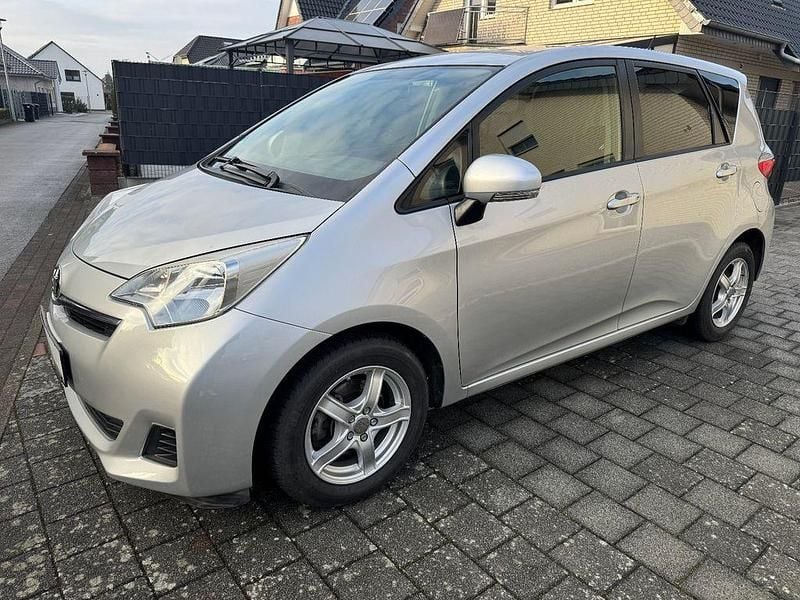 Gebraucht Toyota Verso-S Life 99 PS (72 kW) 2012 Silber Van / Kleinbus