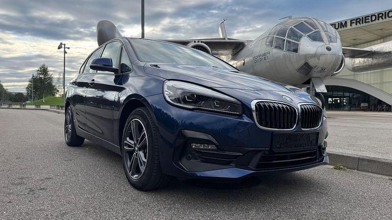 Blau Gebraucht 2018 BMW 218 Sport Line Kombi | 16.990 € (Fairer Preis) - Bild 1/4