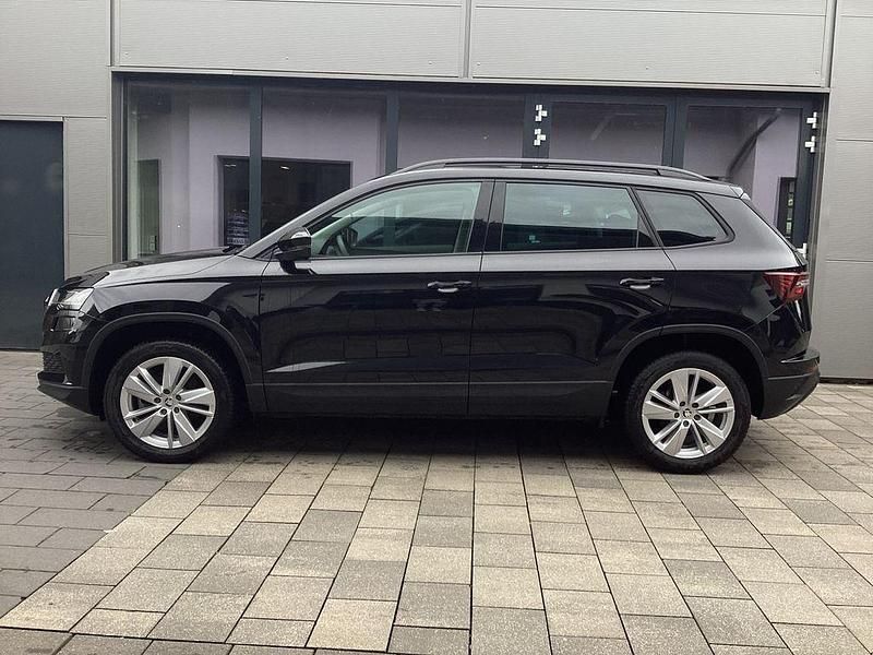 Blackmagic perleffekt Gebraucht 2024 Skoda Karoq Selection SUV | 30.950 € (Fairer Preis) - Bild 1/4