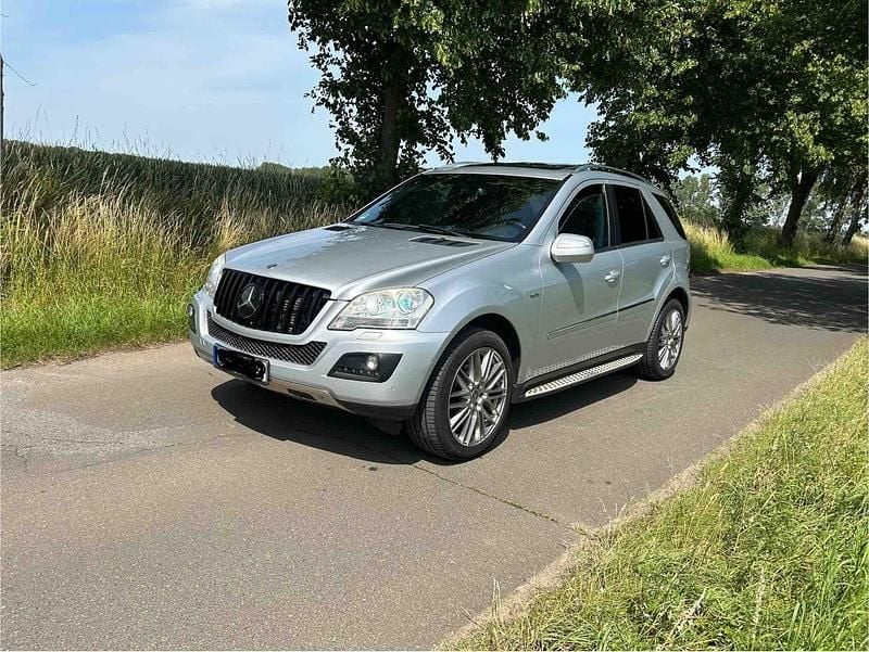 Grau Gebraucht 2010 Mercedes ML300 SUV | 11.000 € (Etwas zu teuer) - Bild 1/4