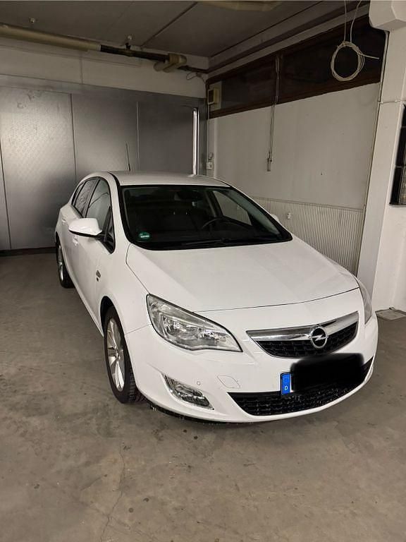Gebraucht Opel Astra Edition 116 PS (85 kW) 2012 Weiß Limousine