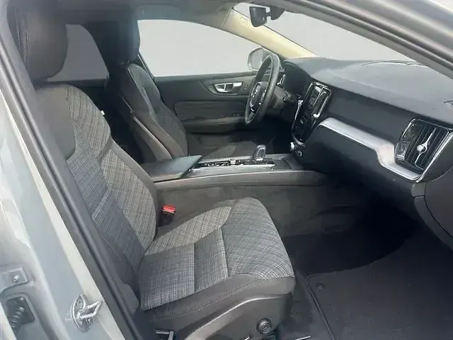 Gebraucht Volvo V60 Core 197 PS (144 kW) 2025 Grau Kombi