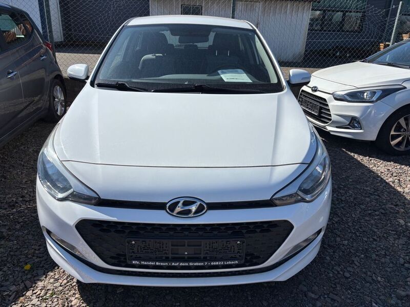 Weiß Gebraucht 2015 Hyundai i20 Trend Limousine | 8.390 € (Fairer Preis) - Bild 1/4