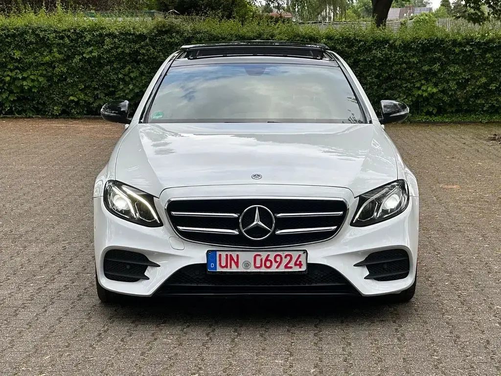 Gebraucht Mercedes E220 AMG line 194 PS (142 kW) 2018 Polarweiss Limousine