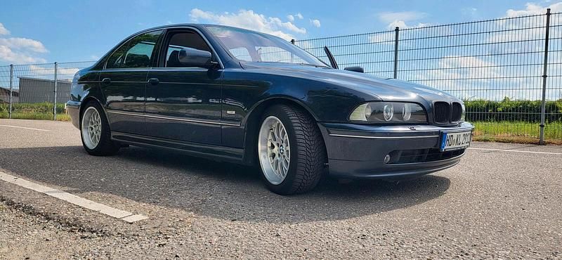 Blau Gebraucht 2002 BMW 540 Limousine | 9.250 € (Superpreis) - Bild 1/4