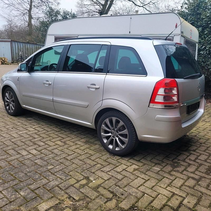Gebraucht Opel Zafira 120 PS (88 kW) 2010 Silber Van / Kleinbus