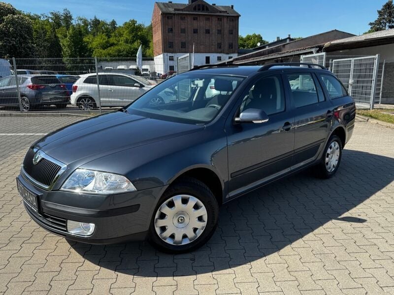 Grau Gebraucht 2009 Skoda Octavia Ambiente Kombi | 9.490 € - Bild 1/4