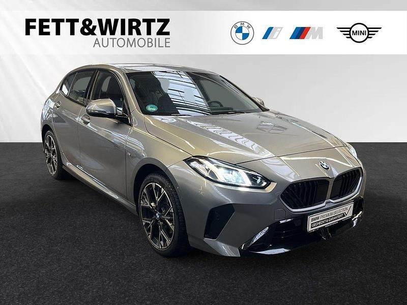 Skyscraper grau metallic Gebraucht 2024 BMW 120 M Sport Kleinwagen | 31.900 € (Fairer Preis) - Bild 1/3