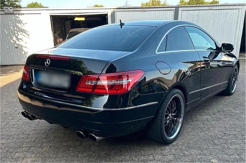 Gebraucht Mercedes E250 204 PS (150 kW) 2009 Schwarz Coupé